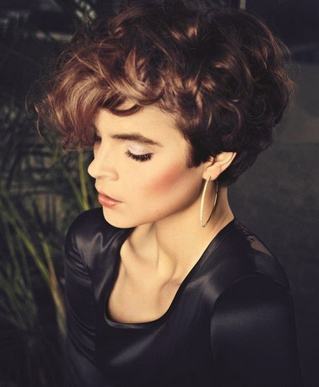 short-hairstyle-for-curly-hair-women-57_12 Short hairstyle for curly hair women