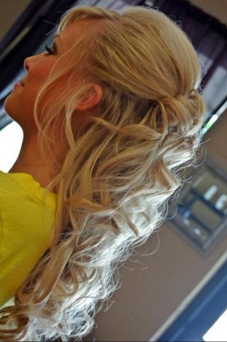 half-up-curly-prom-hairstyles-75_13 Half up curly prom hairstyles