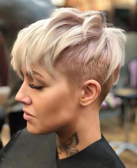 short-hairstyles-for-wavy-hair-2020-53_8 Short hairstyles for wavy hair 2020