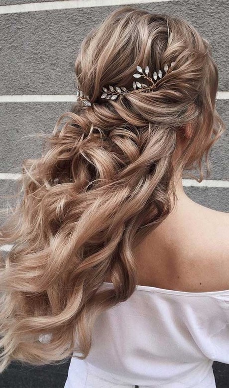 bridesmaids-hairstyles-2021-99_20 Bridesmaids hairstyles 2021