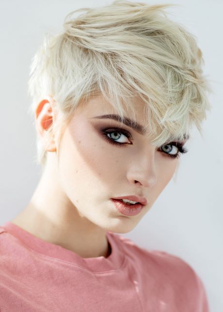 short-blonde-hairstyles-2021-48_15 Short blonde hairstyles 2021