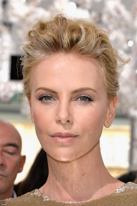 charlize-theron-pixie-haircut-89_4 Charlize theron pixie haircut