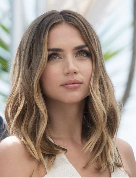 medium-length-hair-trends-2019-83_4 Medium length hair trends 2019