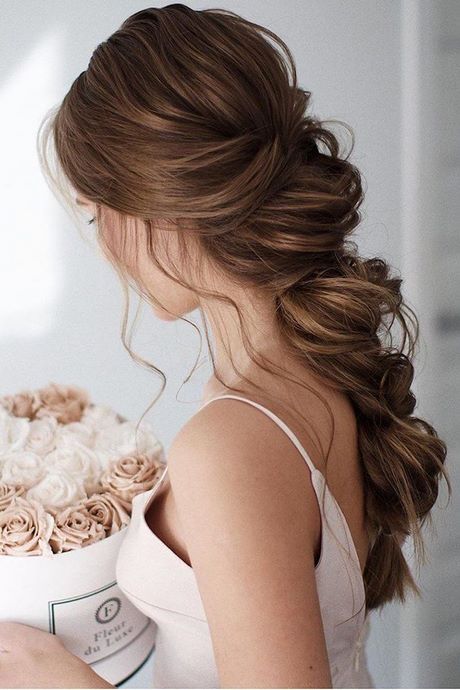 bride-hairstyles-2023-05_14 Bride hairstyles 2023