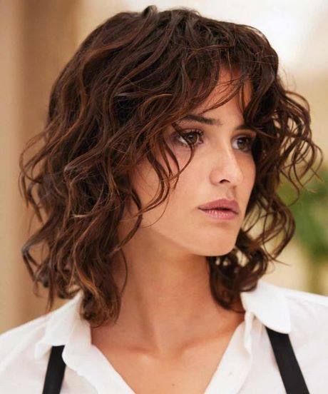short-curly-hair-with-bangs-2023-55_3 Short curly hair with bangs 2023