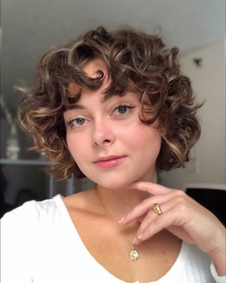 short-haircuts-for-curly-hair-2023-07_2-8 Short haircuts for curly hair 2023