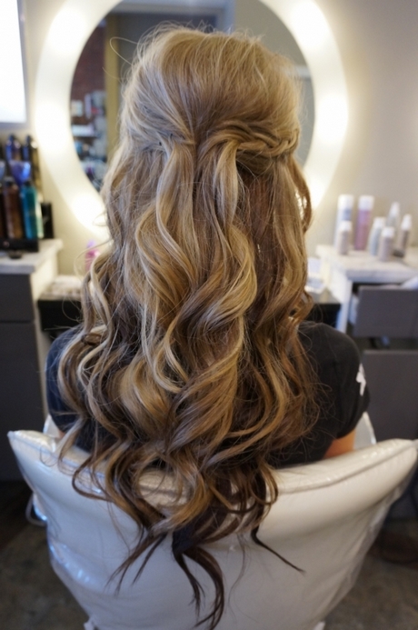 prom-hair-loose-curls-74_18 Prom hair loose curls