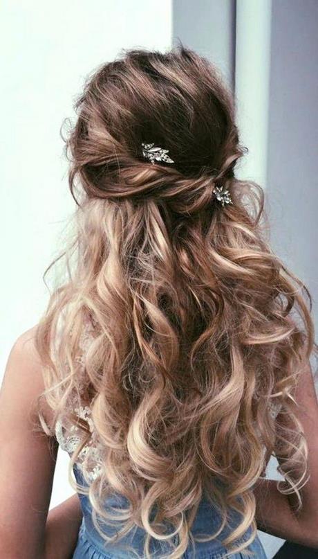 prom-hairstyles-for-long-hair-down-loose-curls-73_15 Prom hairstyles for long hair down loose curls