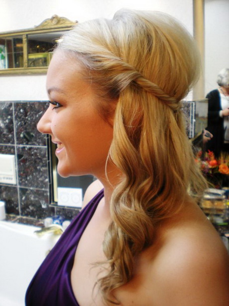 bridesmaid-hairstyles-half-up-55_9 Bridesmaid hairstyles half up