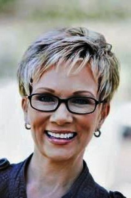 short-hair-styles-for-women-over-50-with-glasses-13_12 Short hair styles for women over 50 with glasses