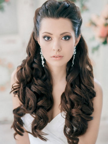 half-up-curly-wedding-hairstyles-89_11 Half up curly wedding hairstyles