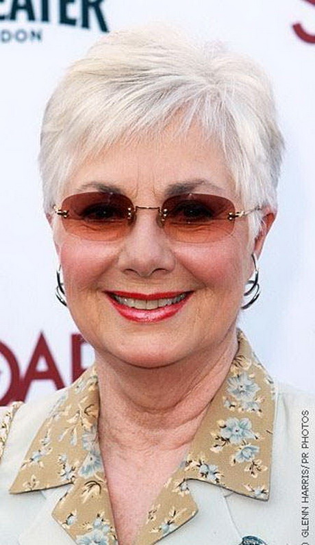 short-hairstyles-for-older-women-with-glasses-38_9 Short hairstyles for older women with glasses