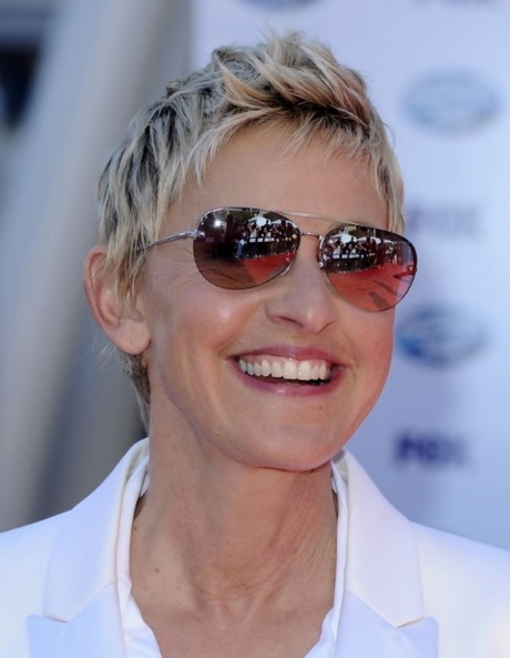 short-hairstyles-for-women-over-50-with-glasses-56_15 Short hairstyles for women over 50 with glasses