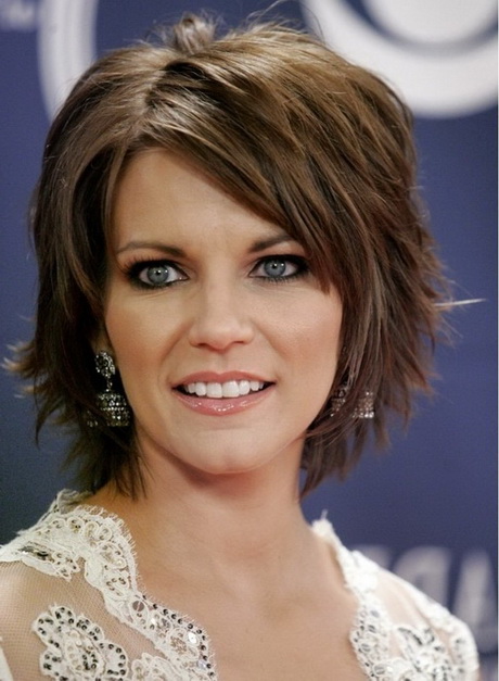 short-hairstyles-with-bangs-and-layers-67_17 Short hairstyles with bangs and layers