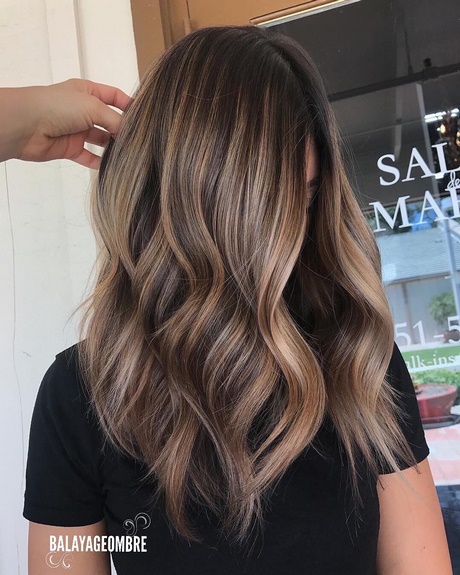 medium-length-hair-trends-2018-57_15 Medium length hair trends 2018