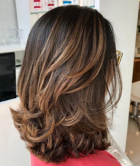 medium-layered-haircuts-with-bangs-2019-12_4 Medium layered haircuts with bangs 2019