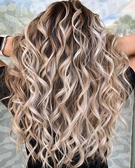 2022-curly-hairstyles-55_15 2022 curly hairstyles