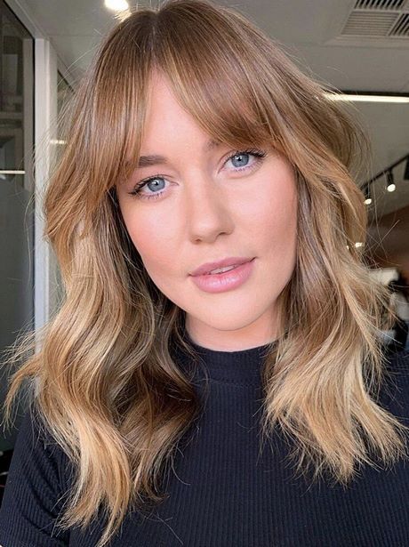 medium-length-haircuts-with-bangs-2022-56_7 Medium length haircuts with bangs 2022