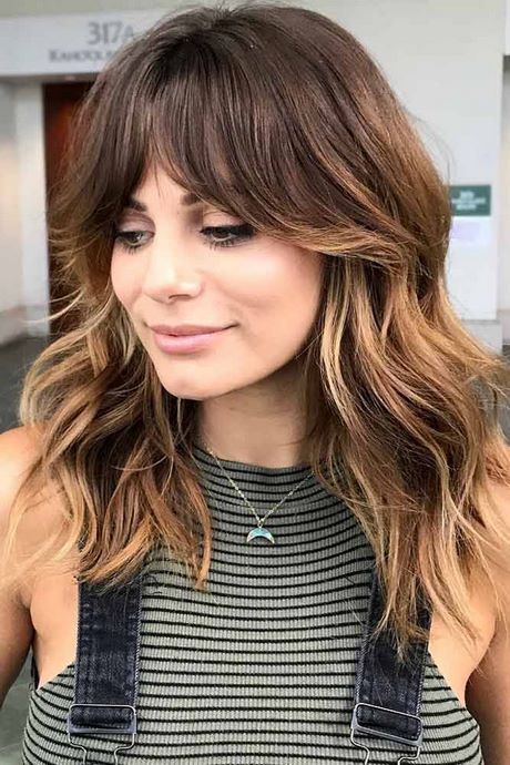 medium-length-hairstyles-with-bangs-2022-16_5 Medium length hairstyles with bangs 2022