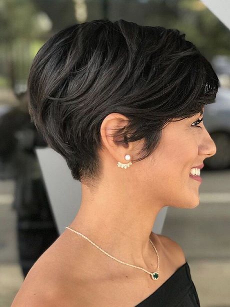 short-hairstyles-for-wavy-hair-2022-40_5 Short hairstyles for wavy hair 2022