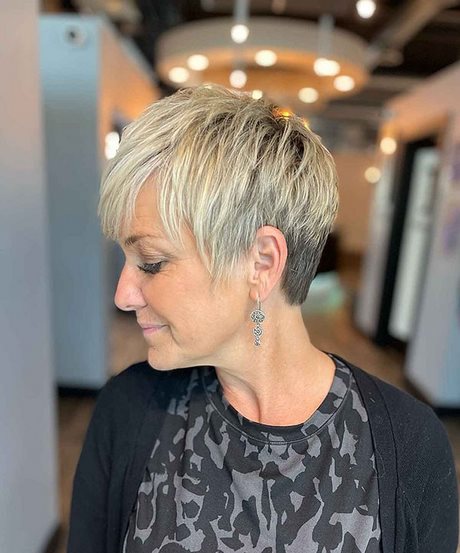 trendy-short-haircuts-for-women-2022-88_18 Trendy short haircuts for women 2022