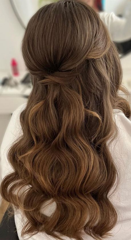 cute-prom-hairstyles-for-long-hair-2023-34_8 Cute prom hairstyles for long hair 2023