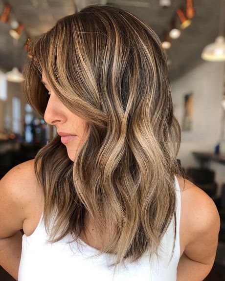 medium-haircuts-2023-43_5 Medium haircuts 2023