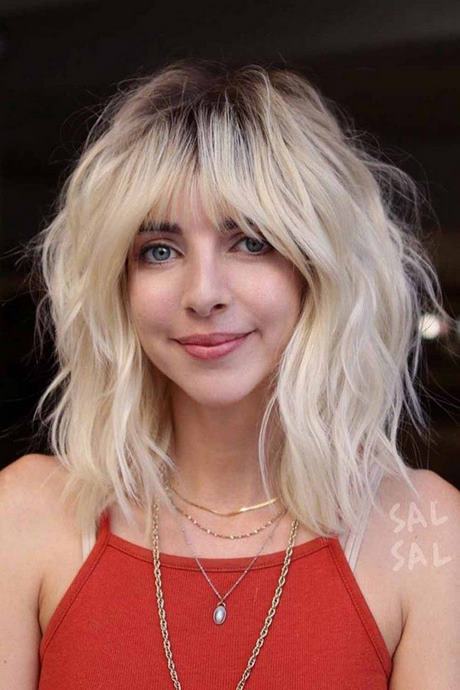 medium-haircuts-with-bangs-2023-26_10 Medium haircuts with bangs 2023