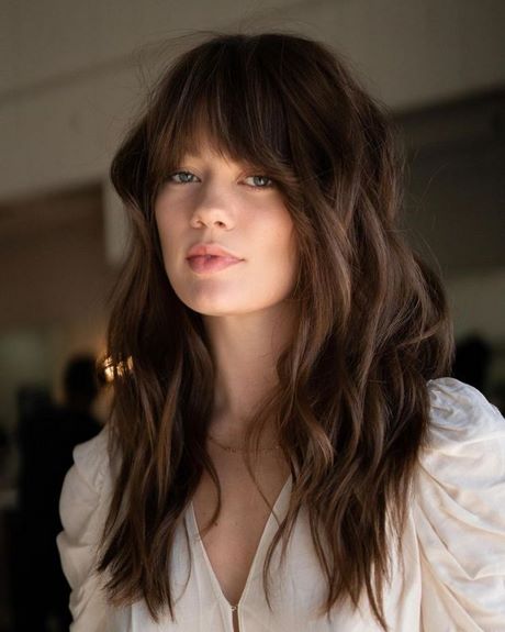 medium-haircuts-with-bangs-2023-26_12 Medium haircuts with bangs 2023