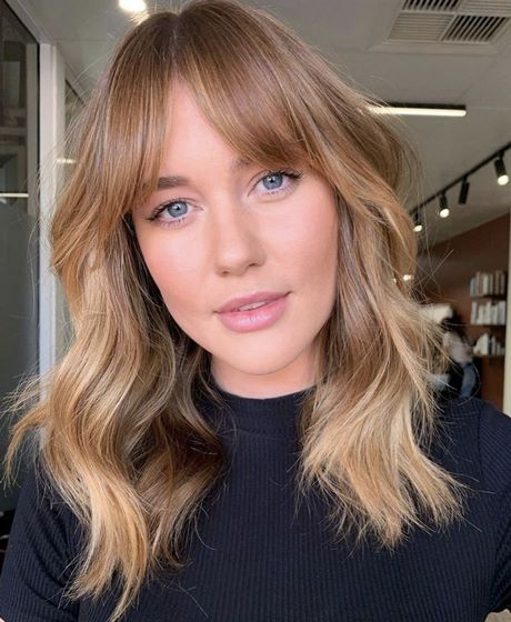 medium-length-haircuts-with-bangs-2023-64_9 Medium length haircuts with bangs 2023