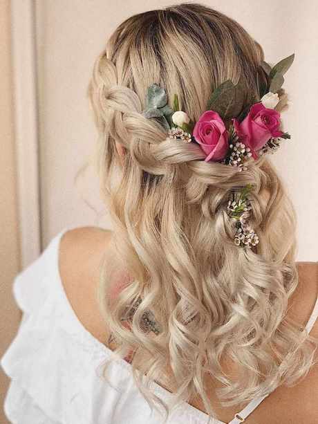 bridesmaid-hairstyles-2020-85_10 Bridesmaid hairstyles 2020