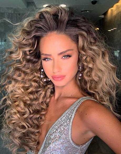 curly-hairstyle-2020-27_17 ﻿Curly hairstyle 2020