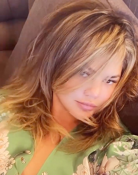 chrissy-teigen-hair-color-2021-44_12 Chrissy teigen hair color 2021