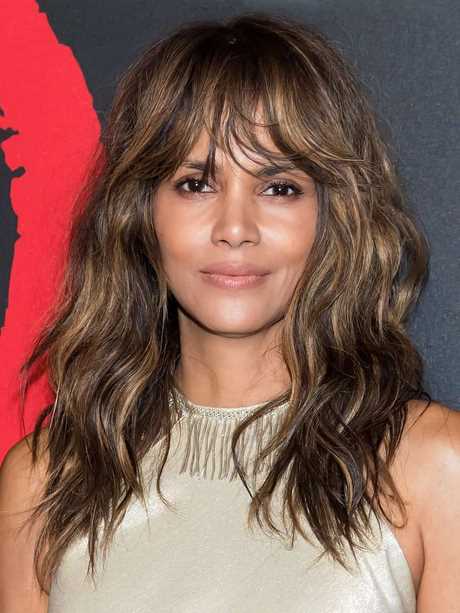 hairstyles-with-long-bangs-2021-19_18 Hairstyles with long bangs 2021