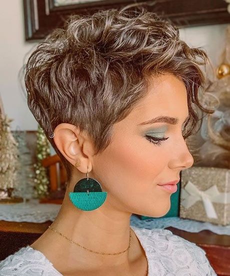 short-curly-hairstyles-for-women-2021-82_17 Short curly hairstyles for women 2021