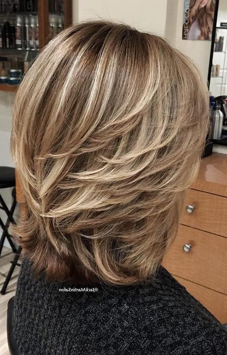 short-layered-haircuts-with-bangs-2021-75 Short layered haircuts with bangs 2021