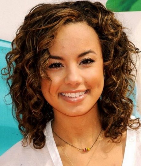 hairstyles-for-curly-hair-and-round-faces-59 Hairstyles for curly hair and round faces