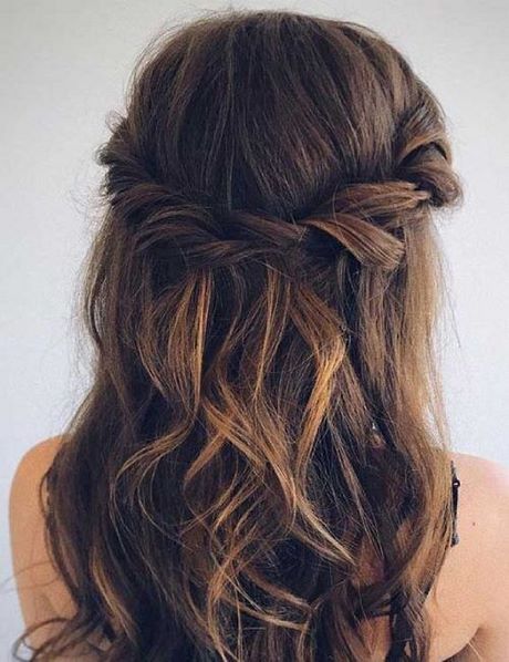 bridesmaid-hairstyles-2022-03_13 Bridesmaid hairstyles 2022