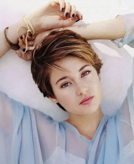 celebrities-with-short-hair-2022-17_5 Celebrities with short hair 2022