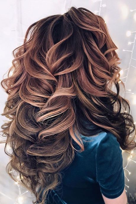 curly-hairstyles-for-long-hair-2022-18_17 Curly hairstyles for long hair 2022