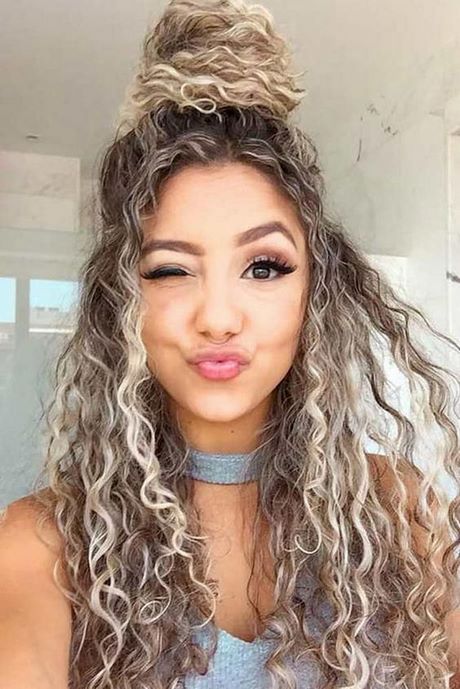 medium-curly-hair-2022-04_7 Medium curly hair 2022