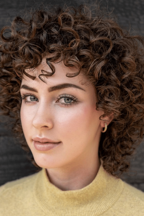 short-and-curly-hairstyles-2022-07 Short and curly hairstyles 2022