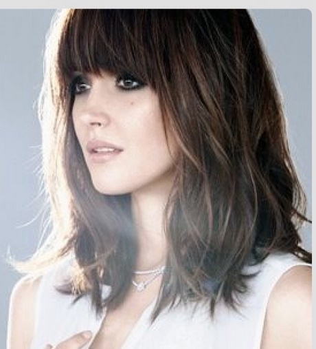 shoulder-length-hair-with-a-fringe-36_16 Shoulder length hair with a fringe