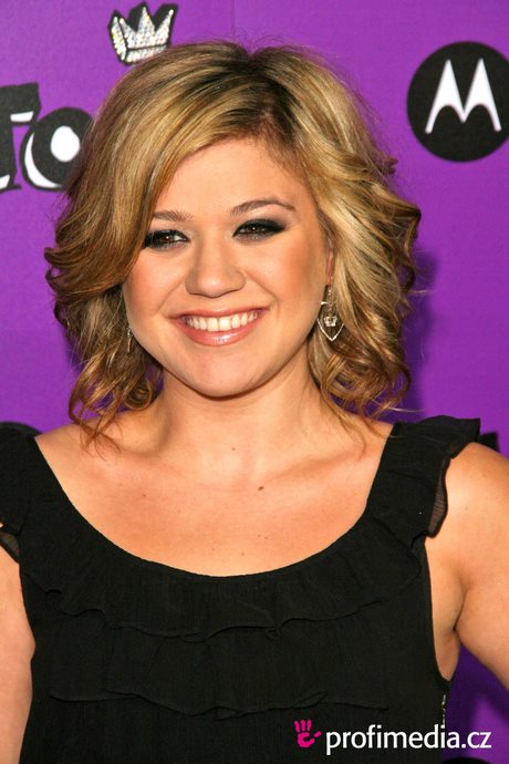 kelly-clarkson-hairstyles-02_5 Kelly clarkson hairstyles