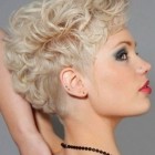 Short haircuts for curly hair women