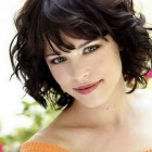 Short haircuts for wavy hair and round faces